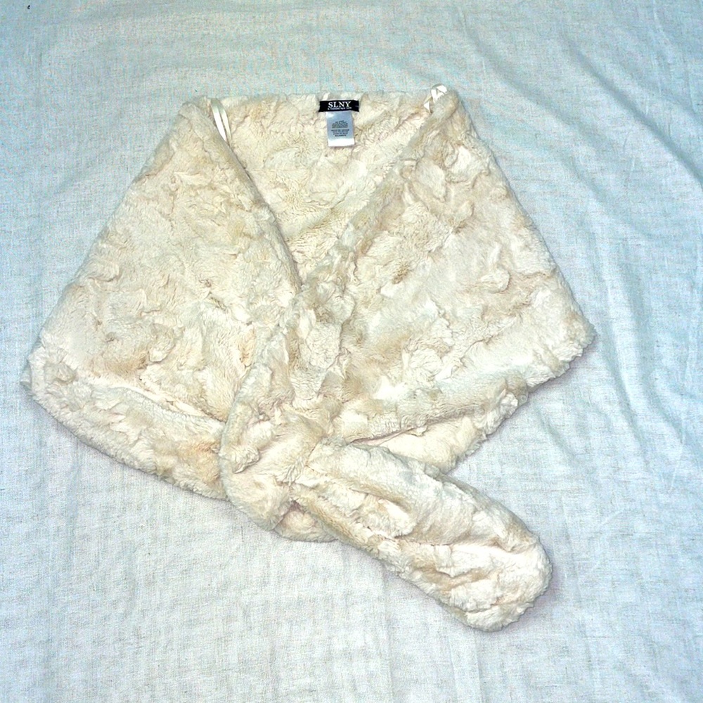 Ivory Faux Fur Pull Through Wrap - OS - NWOT